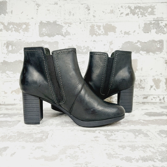 NEW Clarks Bayla Glow Black Leather Block Heel Ankle Boots K395 - Picture 3 of 12